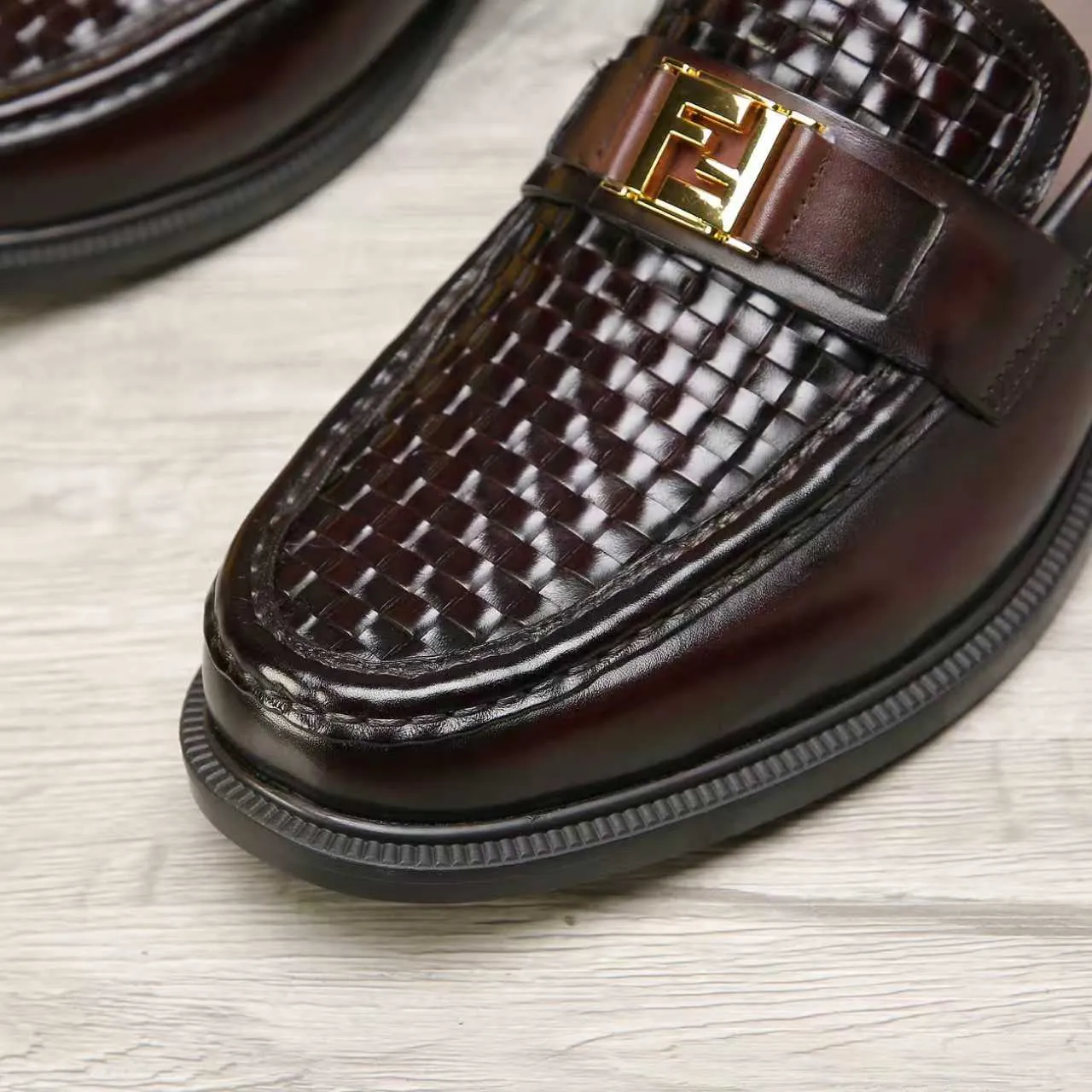 Men's men's shoes 💰 540 💰 Water dyed cowhide 🆘 The latest FENDI ( Fendi ) new casual leather shoes 🕶️🕶️ Simple routing effect, showing an elegant and cool driving shoe 🎬Made of Italian 🇮🇹 imported calfskin + first-layer water-dyed cowhide lining🐂Excellent material🎬Detailed workmanship 🤗Comfortable foot feel➰➰. ​Pair it with any outfit to show your taste and temperament, low-key luxury ♻️Design ​simple and elegant ​noble and fashionable 🍃​Very loved and favored by trendy men 💓❤️Size: 38-44 2⃣️colors available